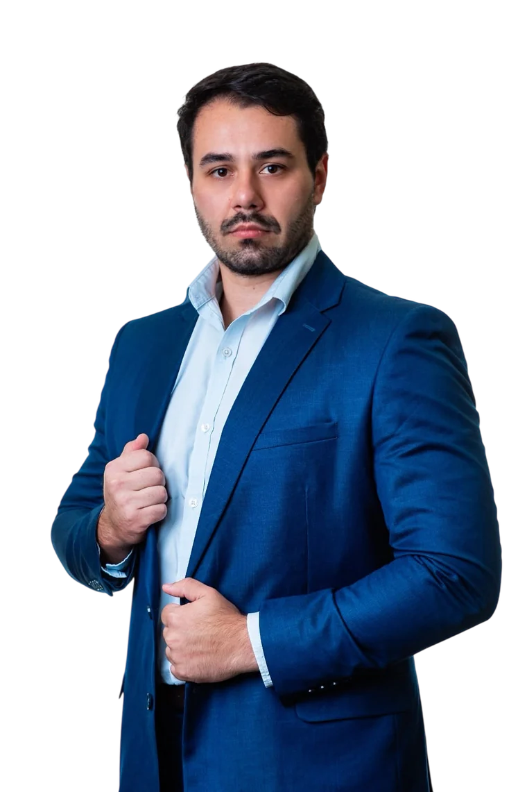 Lucas Jean de terno azul, em retrato de meio corpo.