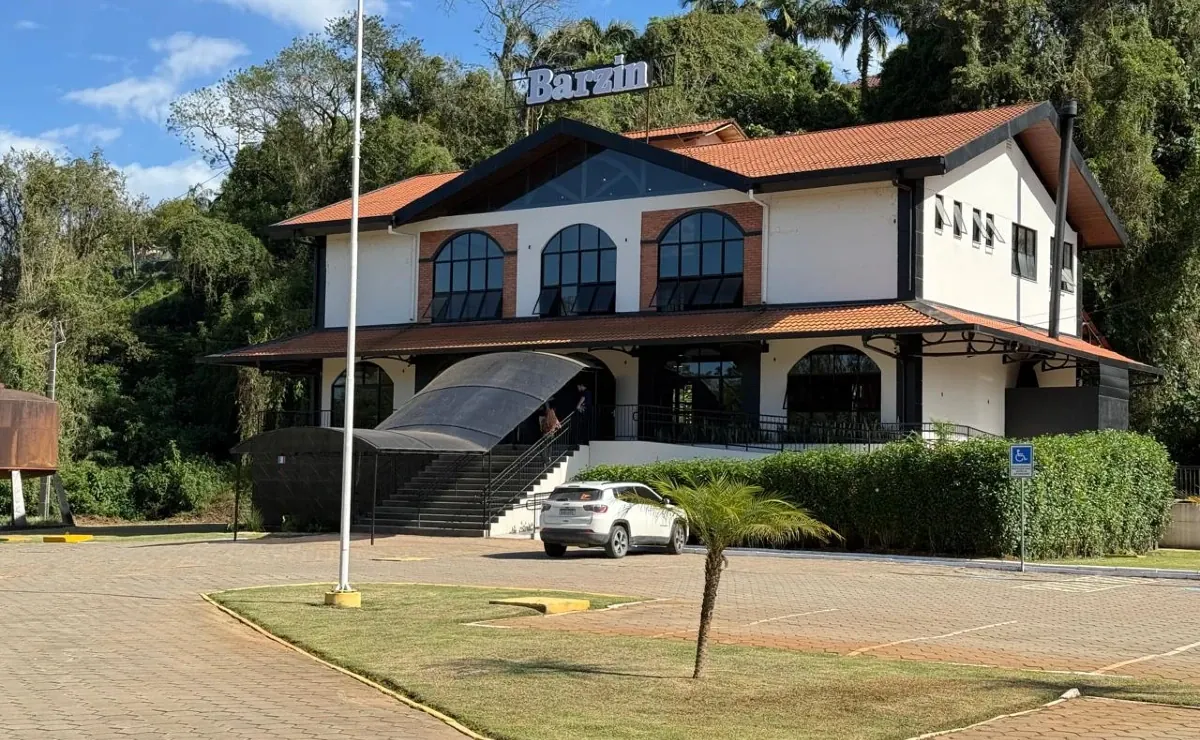 O imóvel público do Parque do Farol, em Rio do Sul, visto do estacionamento.